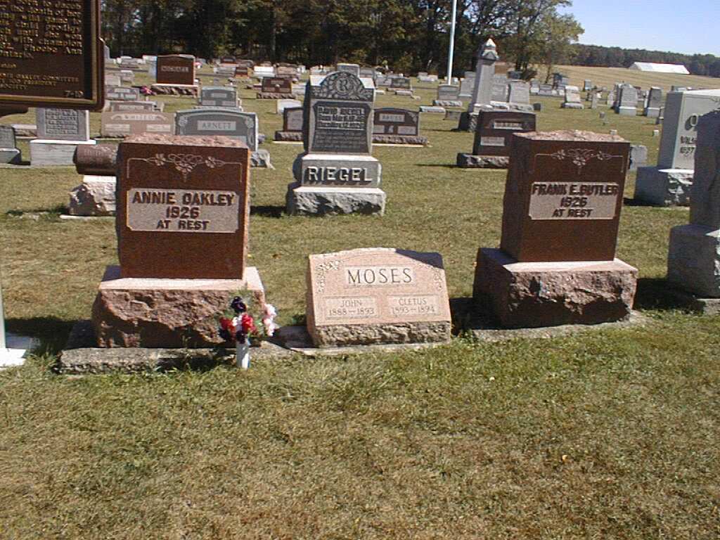 Grave of Annie Oakley & Frank Buther