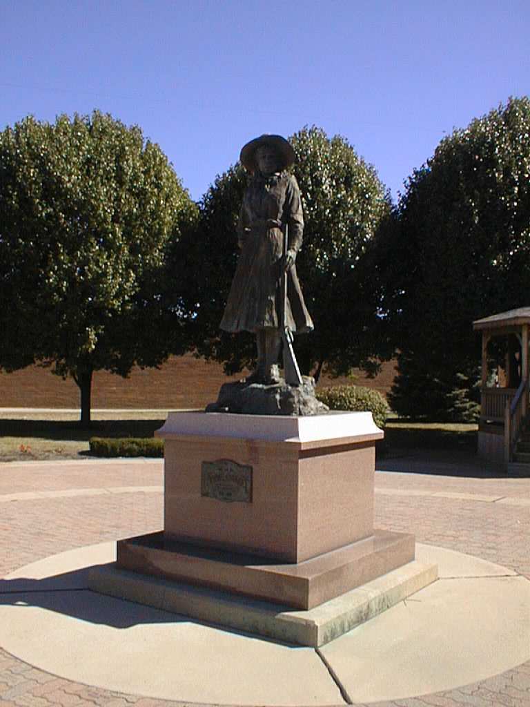 Annie Oakley Statue (Summer)